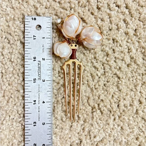 Elegant Gold Magnolia Hair Comb with Faux Pearls – Vintage Style Floral Hairpin - Picture 3 of 6